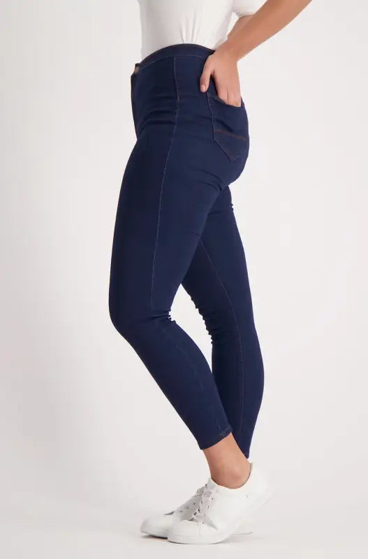 Navy blue skinny jeans with white sneakers.