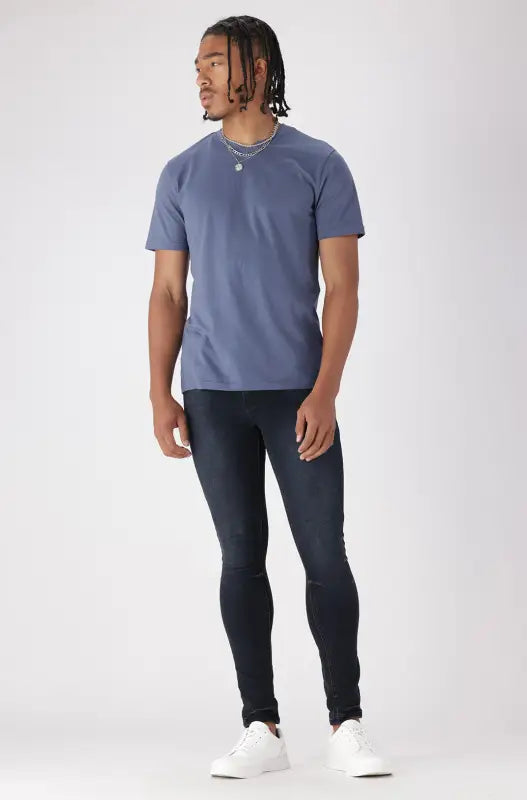 Men’s casual blue short-sleeve t-shirt.