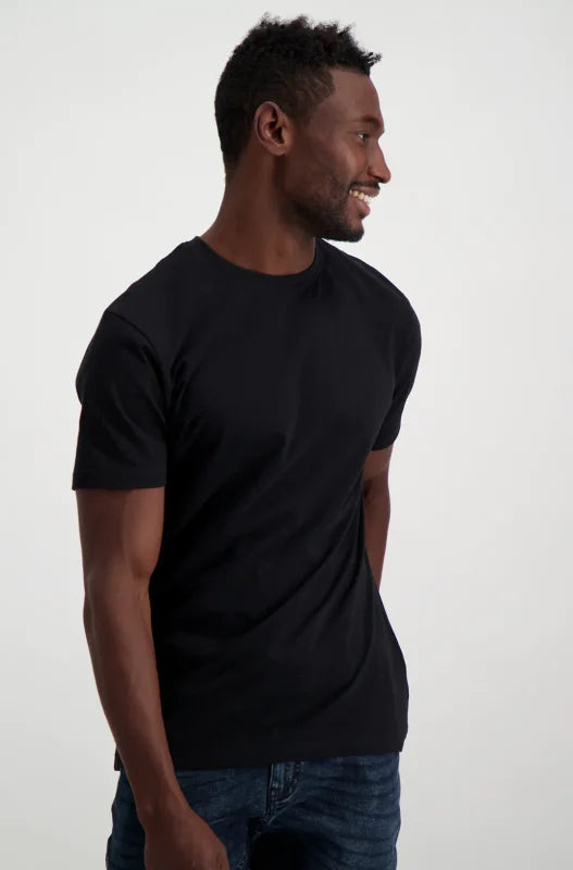 Men’s black short-sleeve crewneck t-shirt.