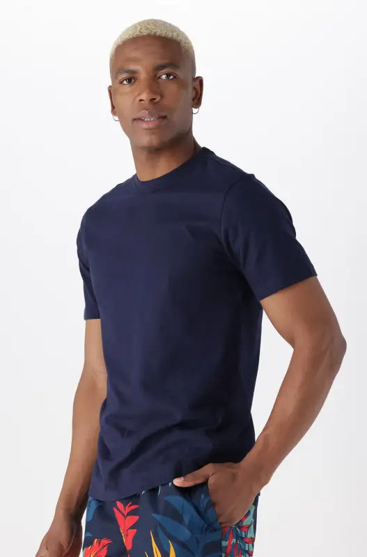 Men’s navy blue short-sleeved t-shirt with a round neck.