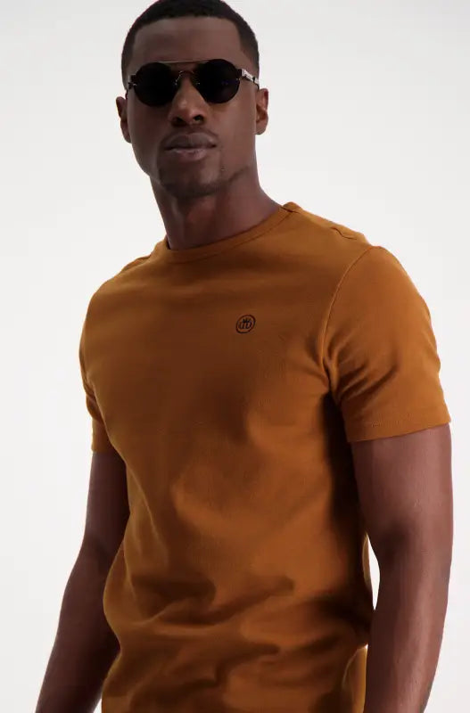 Men’s short-sleeved t-shirt in a warm brown or rust color.