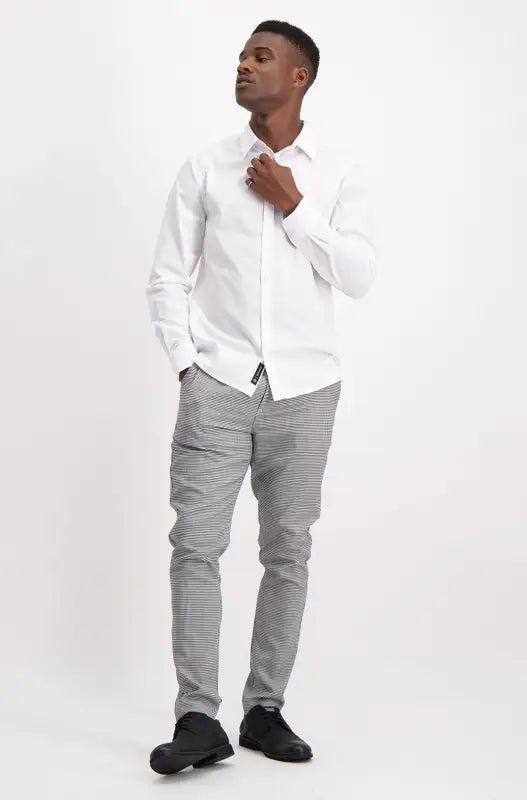 Men’s white long-sleeved button-up shirt.
