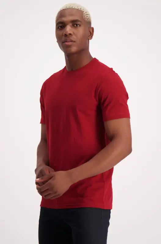 Men’s plain short-sleeved maroon t-shirt.