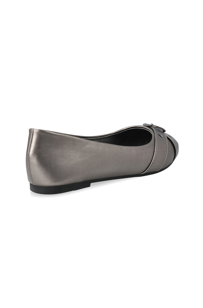Cross over buckle pump